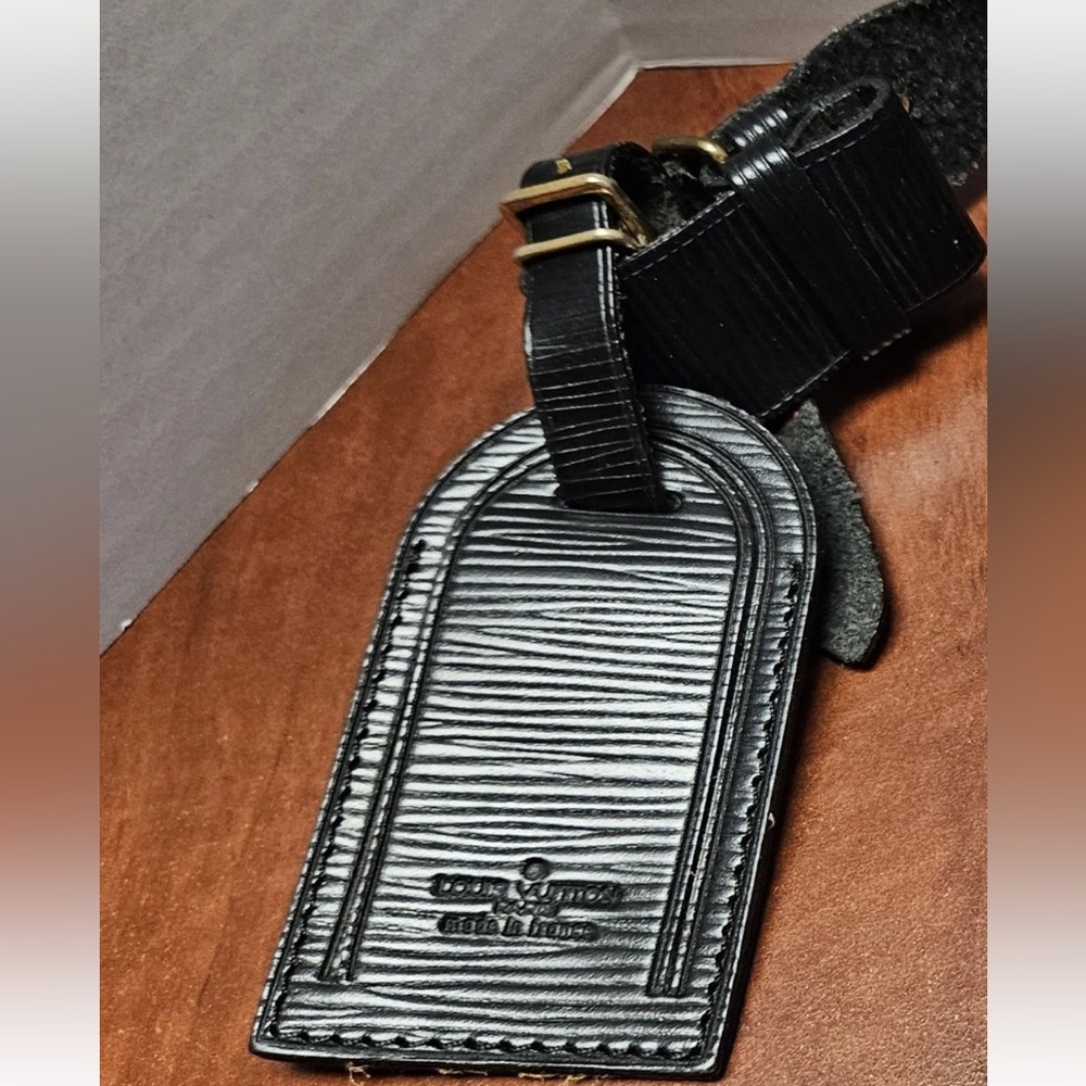 Louis Vuitton Textured Black Leather Tag Unisex